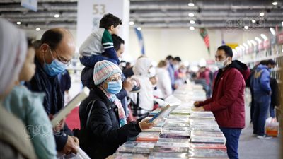 الشباب في المقدمة.. تزايد أعداد جمهور معرض الكتاب داخل القاعات | صور