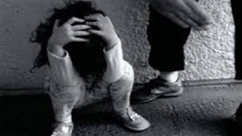 تعدى على ابنته بالضرب