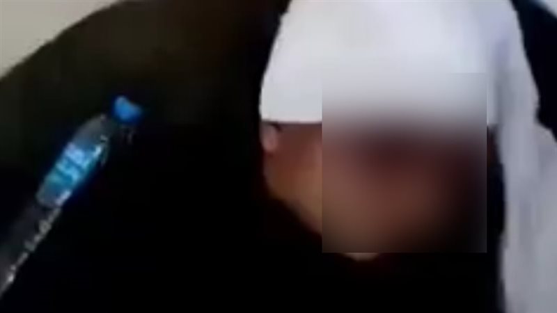 الطفل بطل فيديو التعذيب