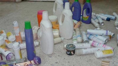 ضبط مصنع لصناعة مستحضرات التجميل مجهولة المصدر فى الاسكندرية