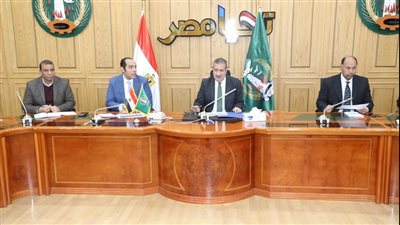 محافظ المنوفية يناقش آخر مستجدات مشروعات رصف الطرق 