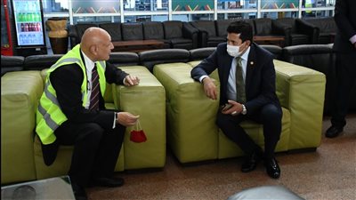 لحضور نصف نهائي أفريقيا.. سفير مصر بالكاميرون يستقبل وزير الرياضة