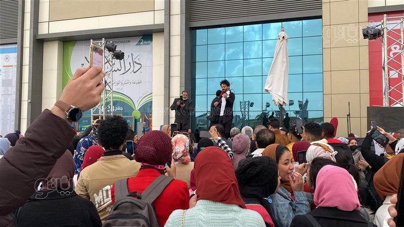 النشاط الفني في معرض