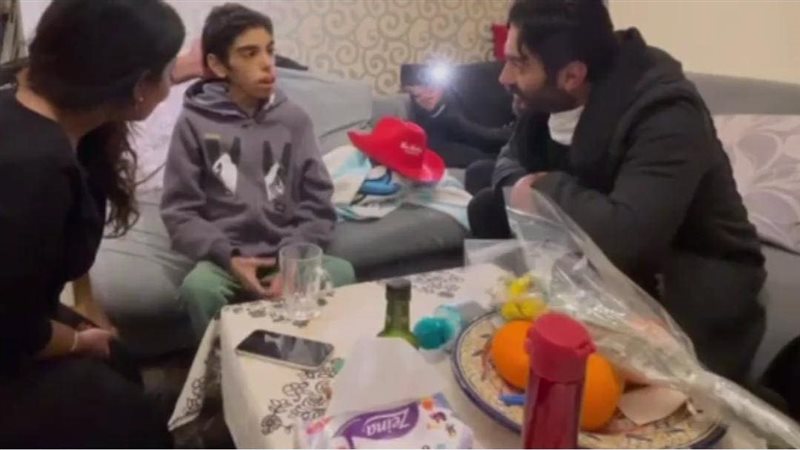 تامر حسني مع الطفل