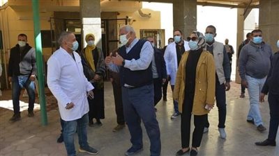 محافظ الوادي الجديد يزور مستشفى الخارجة التخصصي ويلتقي المواطنين