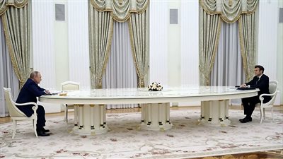 بينهم أردوغان وماكرون.. مواقف أحرج فيها بوتين زعماء العالم بالغرف الدبلوماسية