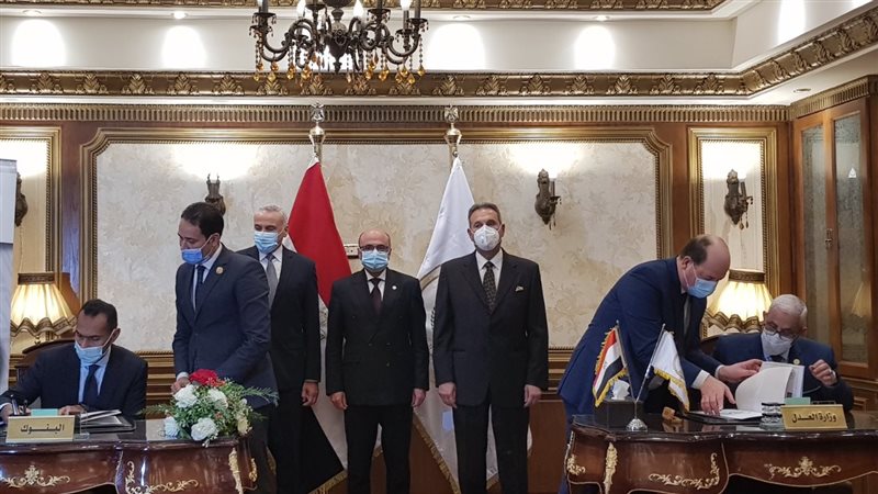 جانب من توقيع البروتكول