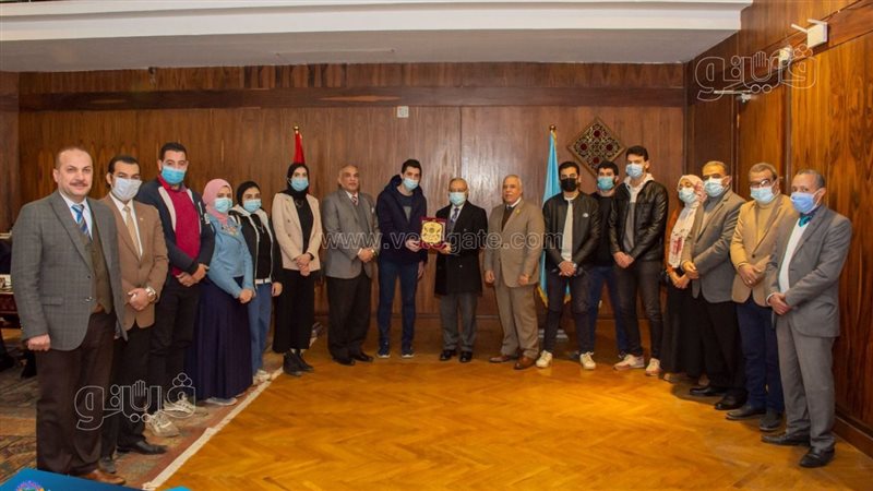 رئيس جامعة طنطا يكرم