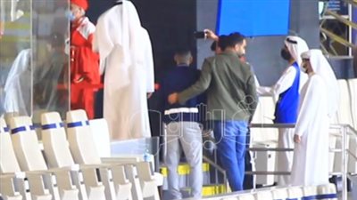 رغم التعب والإرهاق.. مؤمن زكريا يلتقط سيلفي مع جماهير الأهلي | فيديو