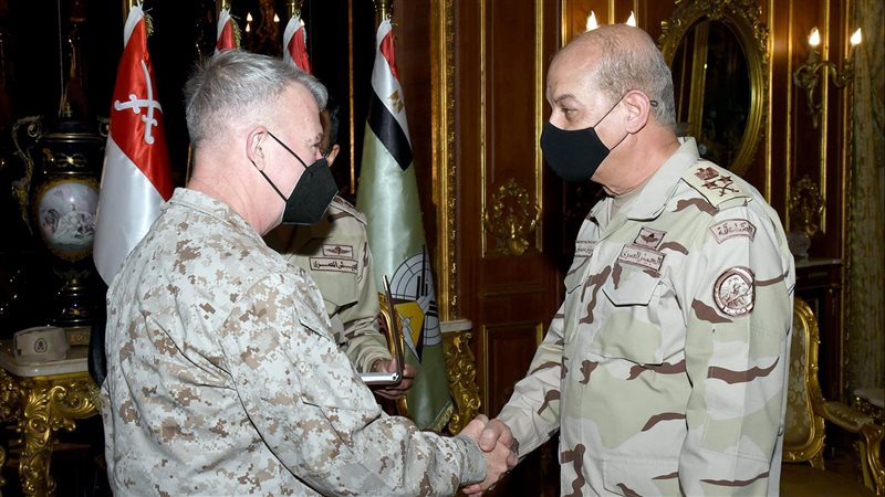 وزير الدفاع يلتقى