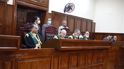 إحالة أجنبيين متهمين بالسطو على حسابات عملاء البنوك للمحاكمة