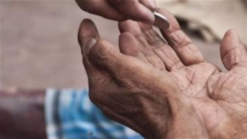 عاطل استخدم طفلتين