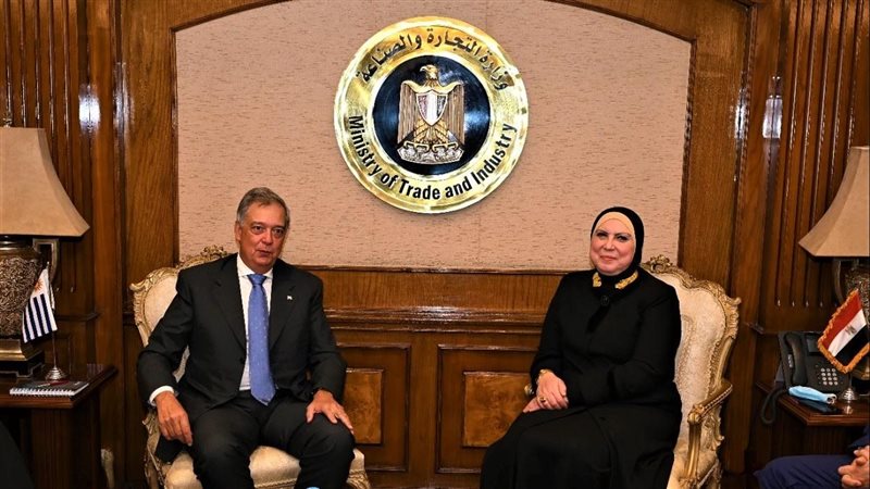 وزيرة الصناعة ووزير