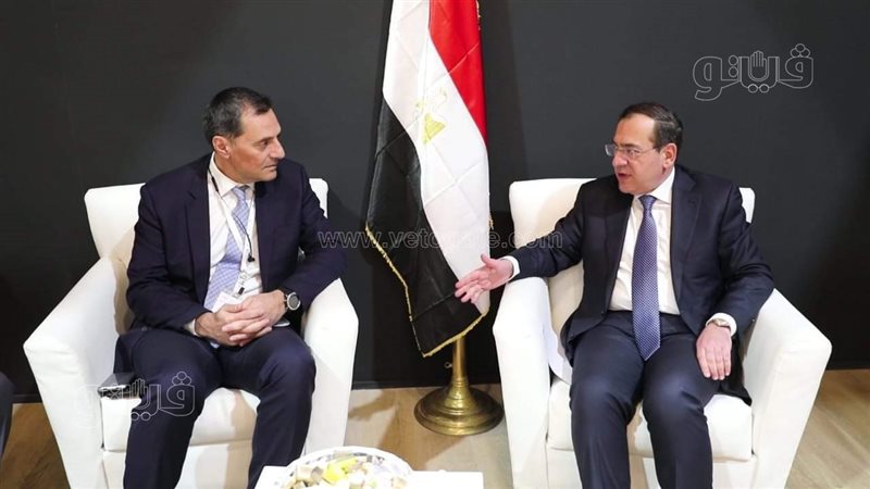 وزير البترول مع مسؤولي
