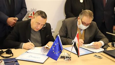 تعاون بين جامعة الإسكندرية والغرفة التجارية لإنشاء محطة طاقة شمسية بكلية الهندسة