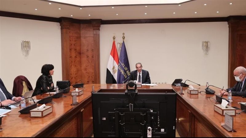 وزير الاتصالات خلال