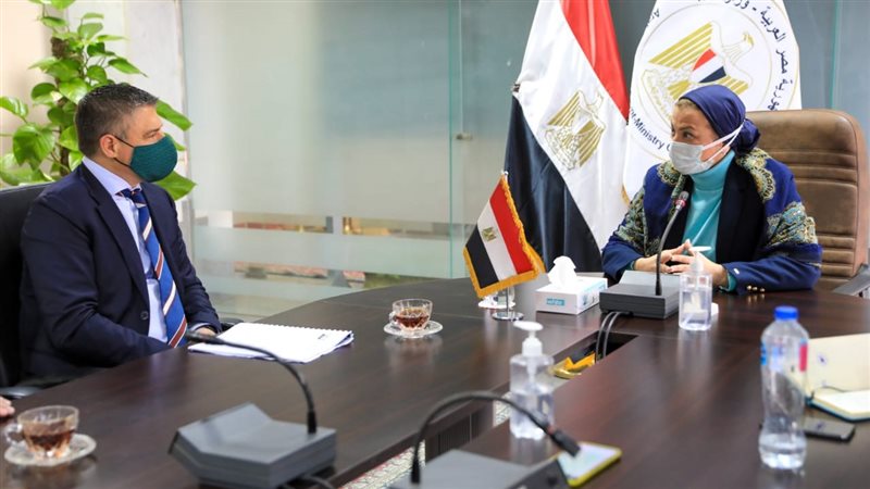 وزيرة البيئة وممثل