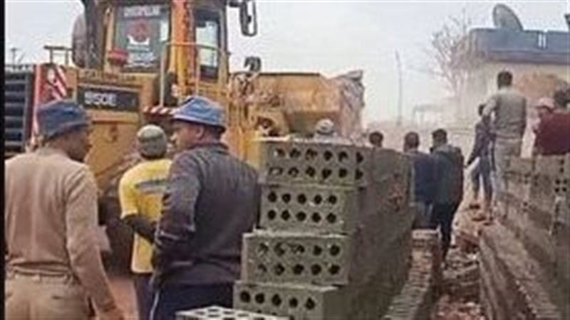 انهيار مدخنة بمصنع