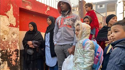 وسط المياه والطين.. توافد الطلاب مع أولياء الأمور في أول أيام الدراسة | فيديو وصور