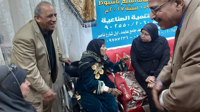 السيدة المسنة 