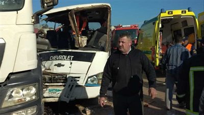 تصادم أتوبيس بشاحنة نقل ثقيل بطريق الوادي الجديد وأنباء عن وقوع وفيات وإصابات