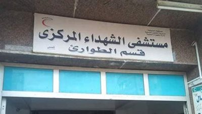 مواطن يساعد مرافقي المرضى بالشهداء في المنوفية