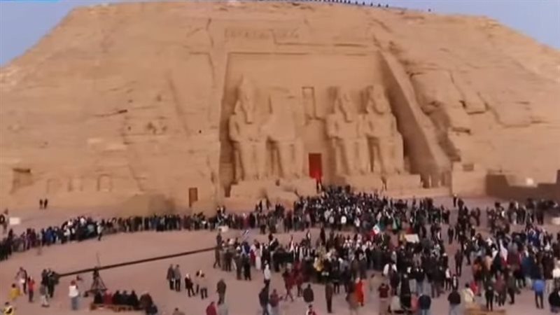 السائحين يشاهدون