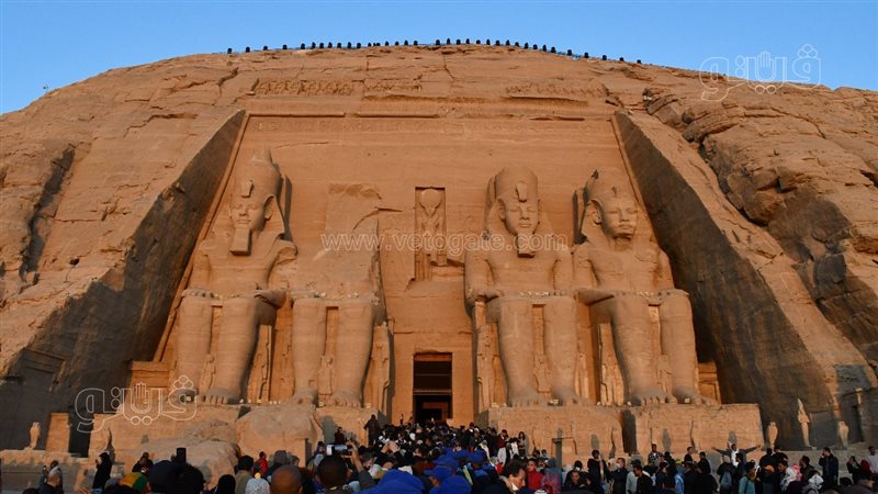 تعامد الشمس على تمثال