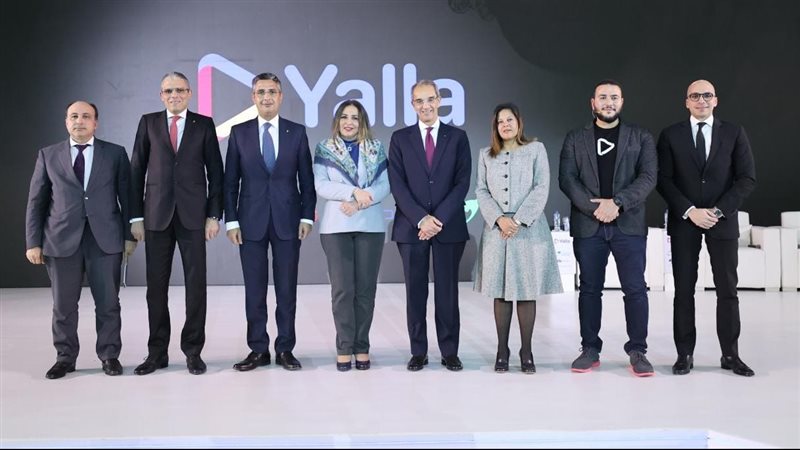 وزير الاتصالات خلال