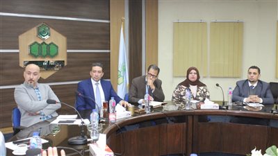 مستثمري العاشر تعقد اجتماع مع 