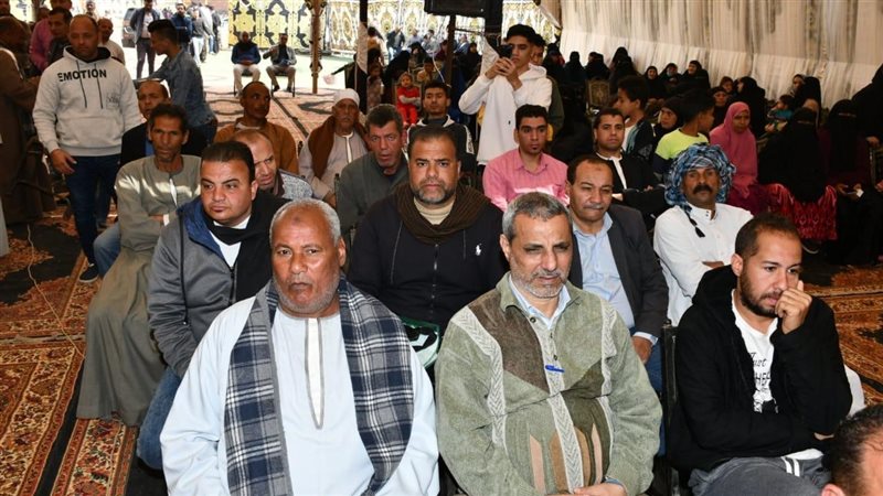 لقاء جماهيري لمحافظ