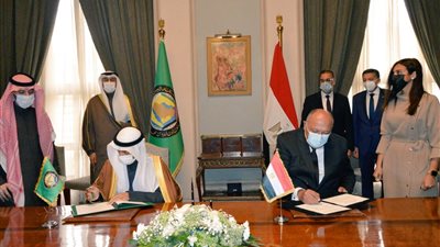 وزير الخارجية يوقع مذكرة تفاهم مع أمين التعاون الخليجي بشأن آلية التشاور السياسي