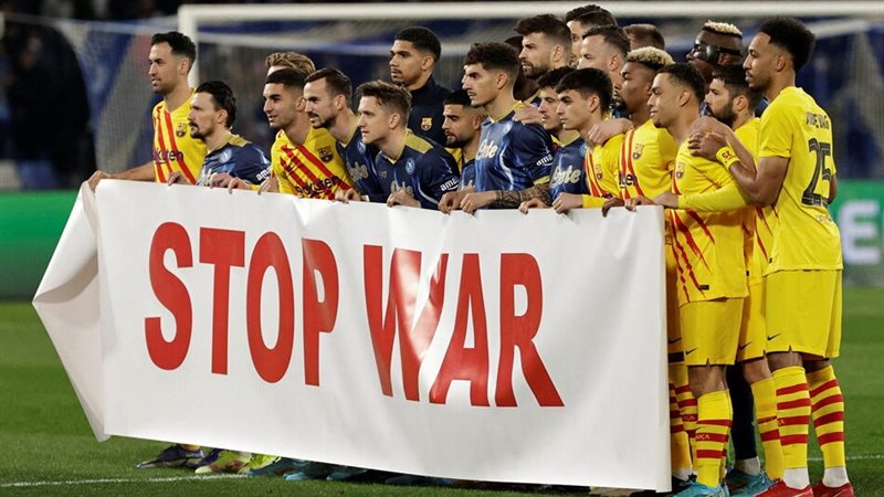 لاعبي برشلونة ونابولي