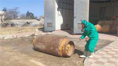 لحظة السيطرة على تسريب غاز الكلور من إحدى الأسطوانات بالضبعة| صور