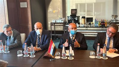 وزير النقل يبحث مع نائب رئيس شركة ترانسماش هولدنج توريد 1300 عربة قطار
