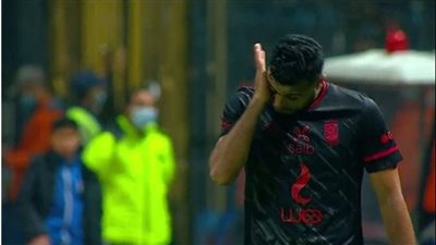 بكاء حسام حسن بعد نزوله في مباراة الأهلي وفاركو قبل النهاية بدقيقة|فيديو