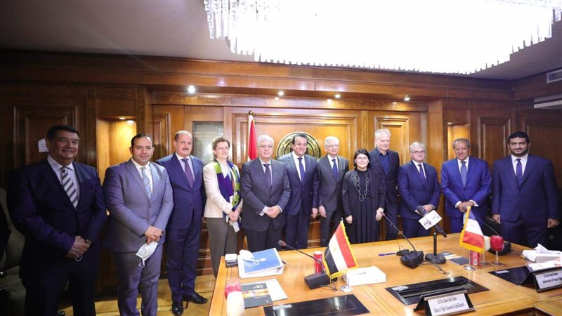 الوزير عقب التوقيع