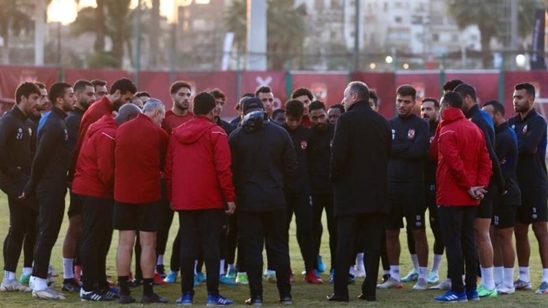 الخطيب مع لاعبى الأهلى