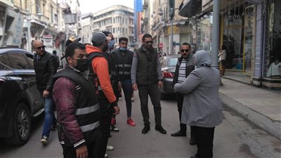 حملات مكبرة لإزالة الاشغالات والإعلانات المخالفة بأحياء الإسكندرية