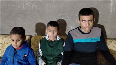 عبقري أسيوط.. كفيف و4 من أشقائه لا يبصرون ويجيد صيانة الكمبيوتر وتصميم البرامج | فيديو 