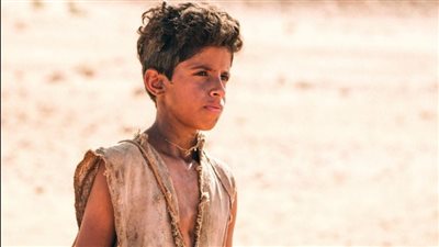 من صحراء تبوك لأضواء هوليود.. كيف وصلت الناقة بالطفل السعودي «عمر» إلى العالمية | صور
