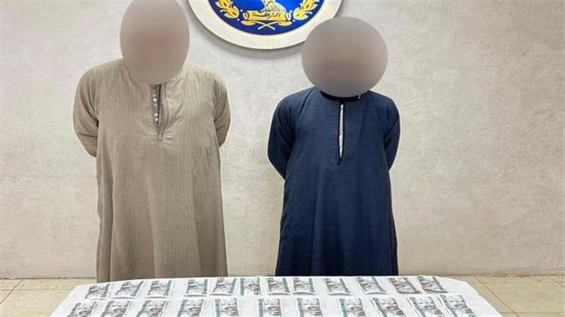 القبض على شخصين يروجان
