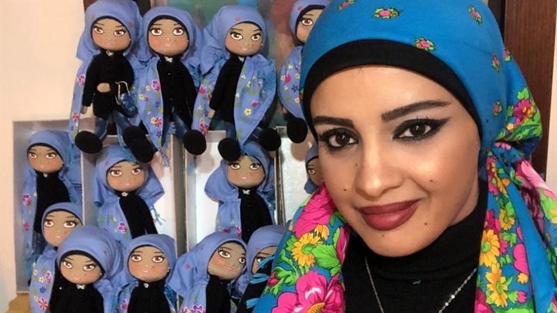 الفنانة التشكيلية