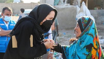 هاشتاج أنجلينا جولي يتصدر تويتر بعد زيارتها لليمن.. ومغردون: اليمنيين ناقصين حنان