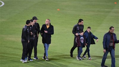 طاقم تحكيم مباراة الأهلي وبيراميدز يعاين ملعب أرضية ملعب السلام| صور