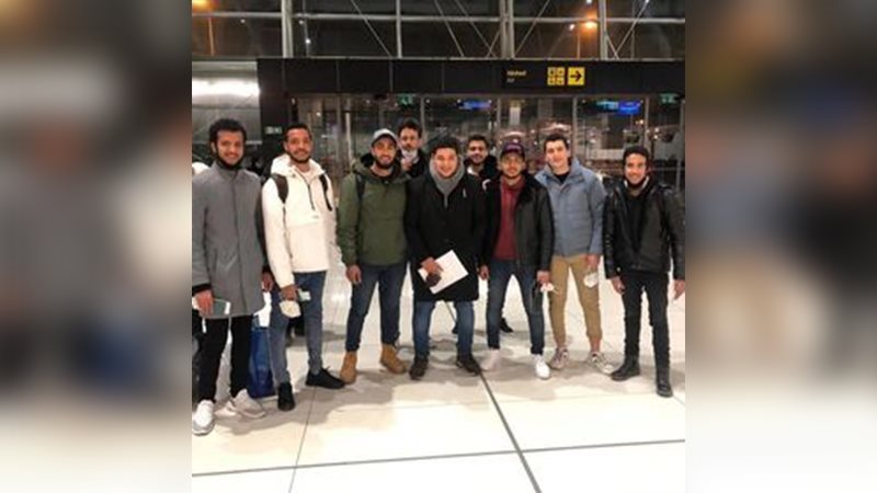 الطلاب العائدين من
