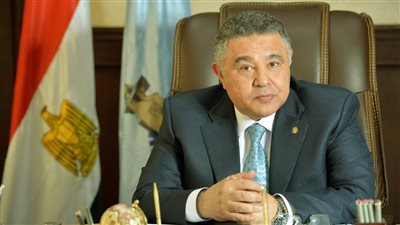 الضرب بيد من حديد لمحتكري السلع والمتلاعبين بالأسعار.. محافظ البحر الأحمر يتوعد التجار الجشعين 