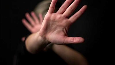حاول خنقها ودفنها بالمقابر.. دجال يعتدي جنسيا على سيدة بحلوان
