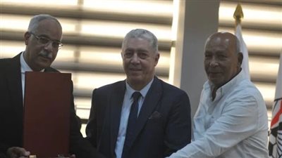 اتحاد الكرة يكرم محمد عمر بمناسبة يوم الشهيد