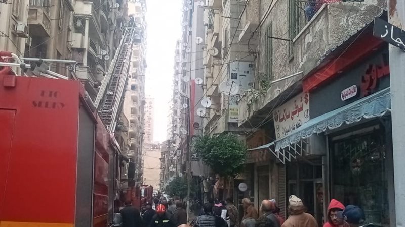 إخماد حريق في شقة
